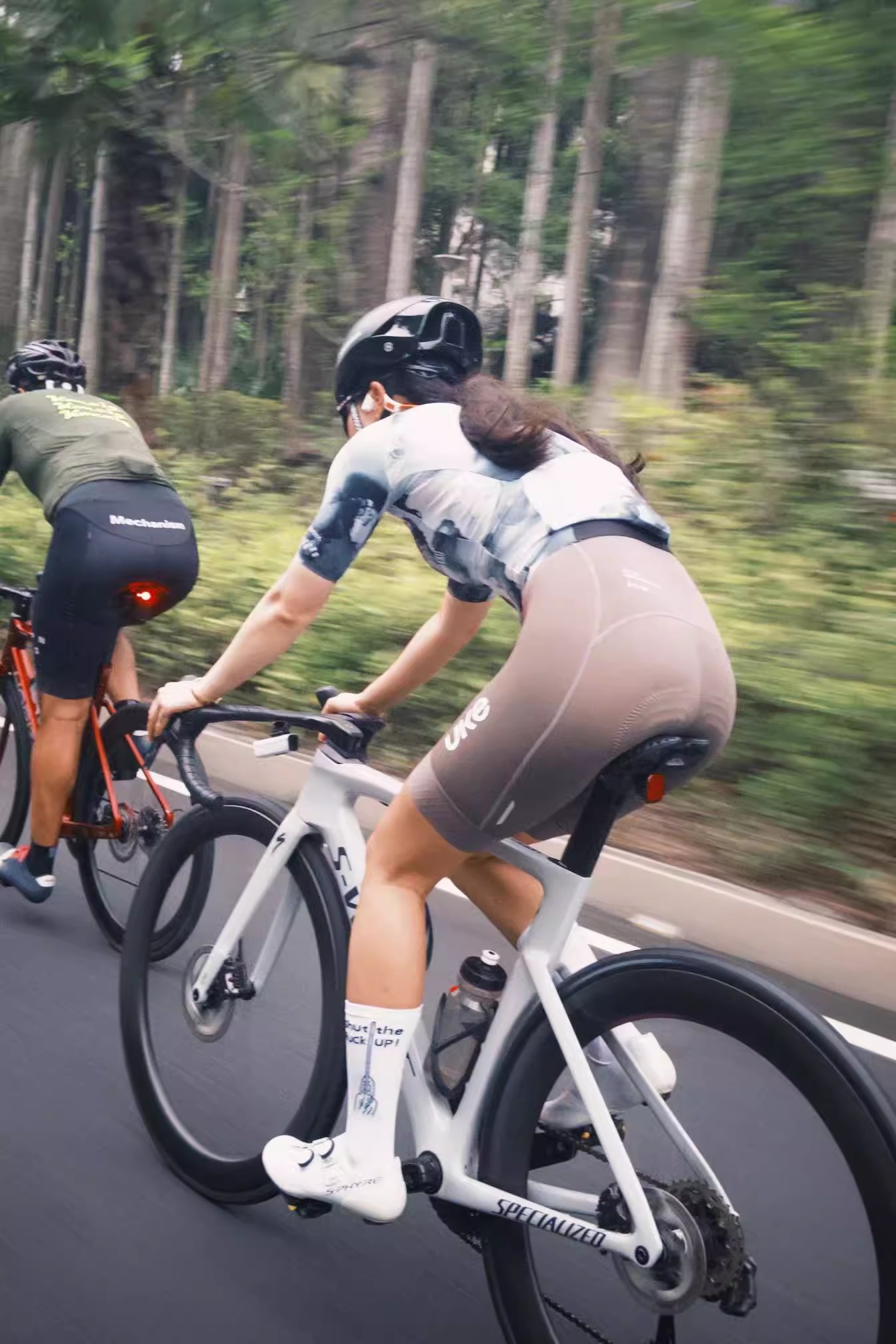 IPASOUAO挑战极限 - 骑行者在森林中快速骑行